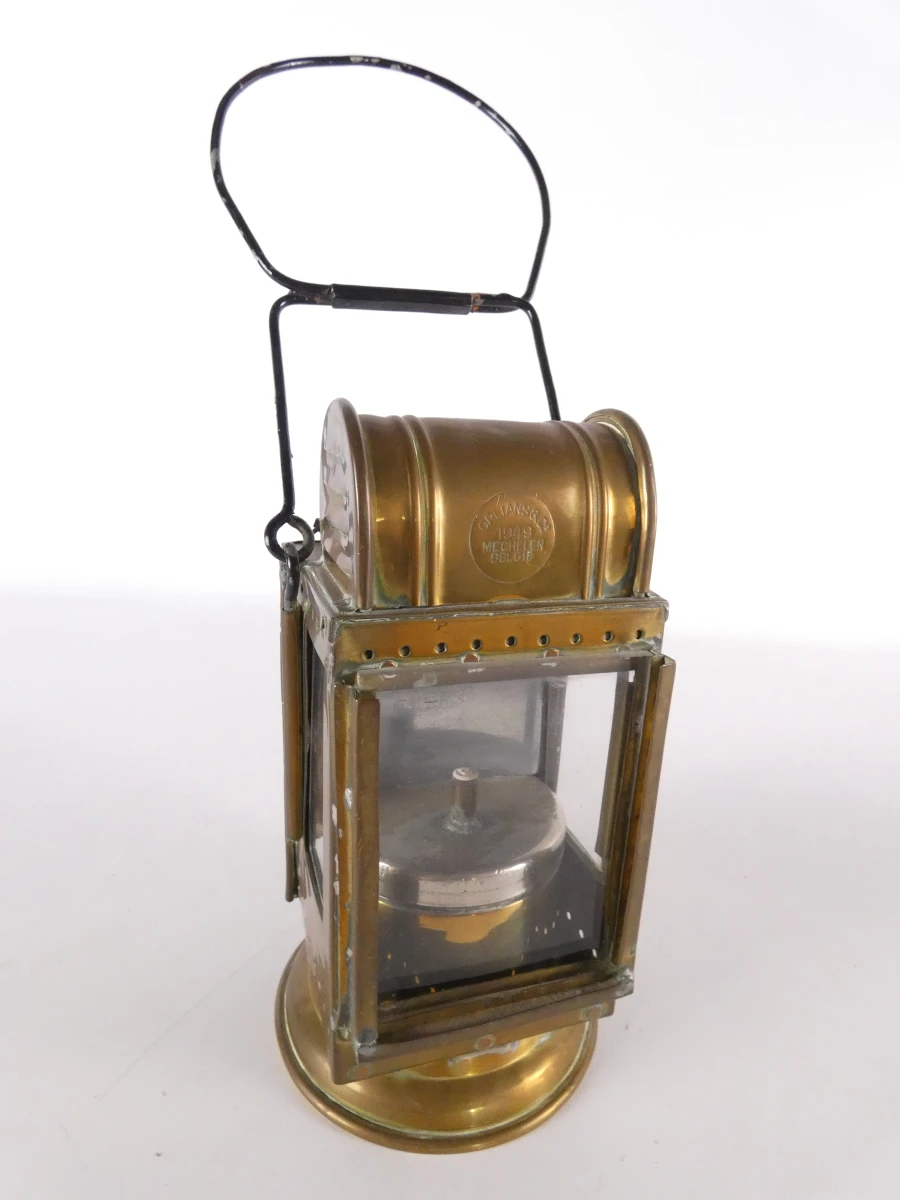2 vintage olielantaarns en 1 karbidlamp