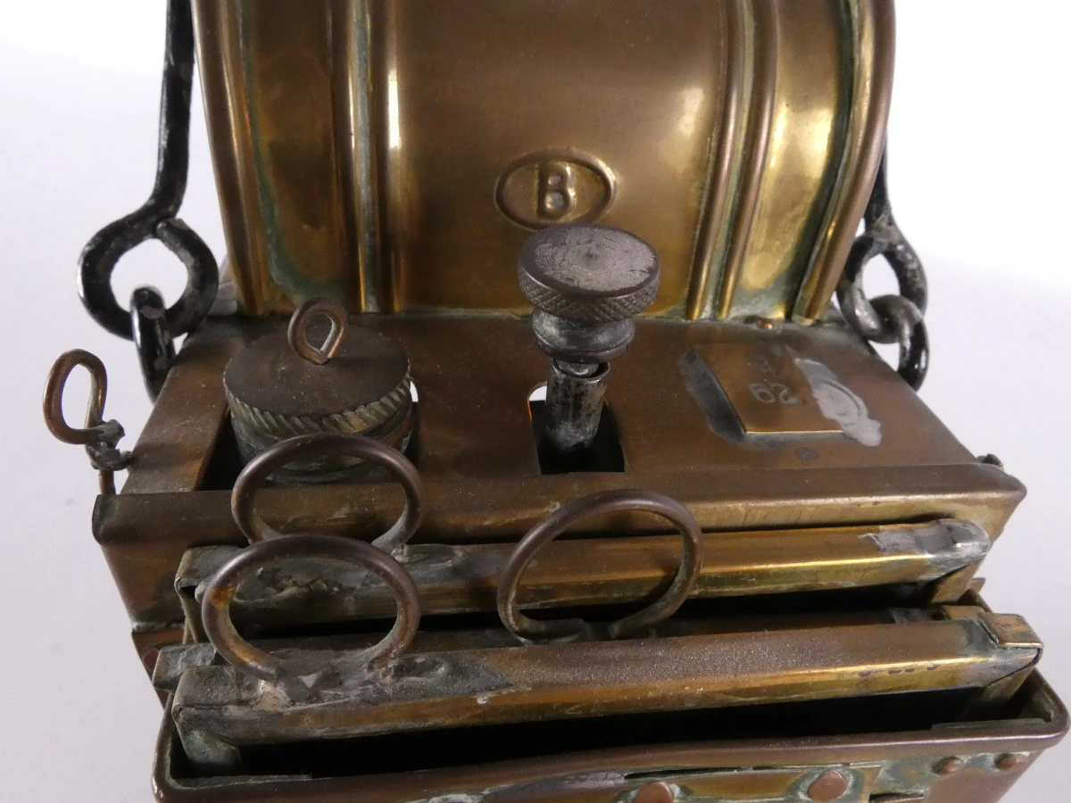 2 vintage olielantaarns en 1 karbidlamp