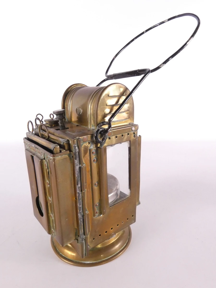 2 vintage olielantaarns en 1 karbidlamp