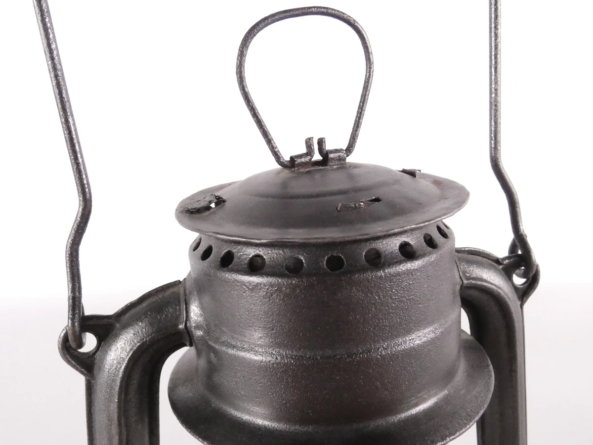 2 vintage olielantaarns en 1 karbidlamp