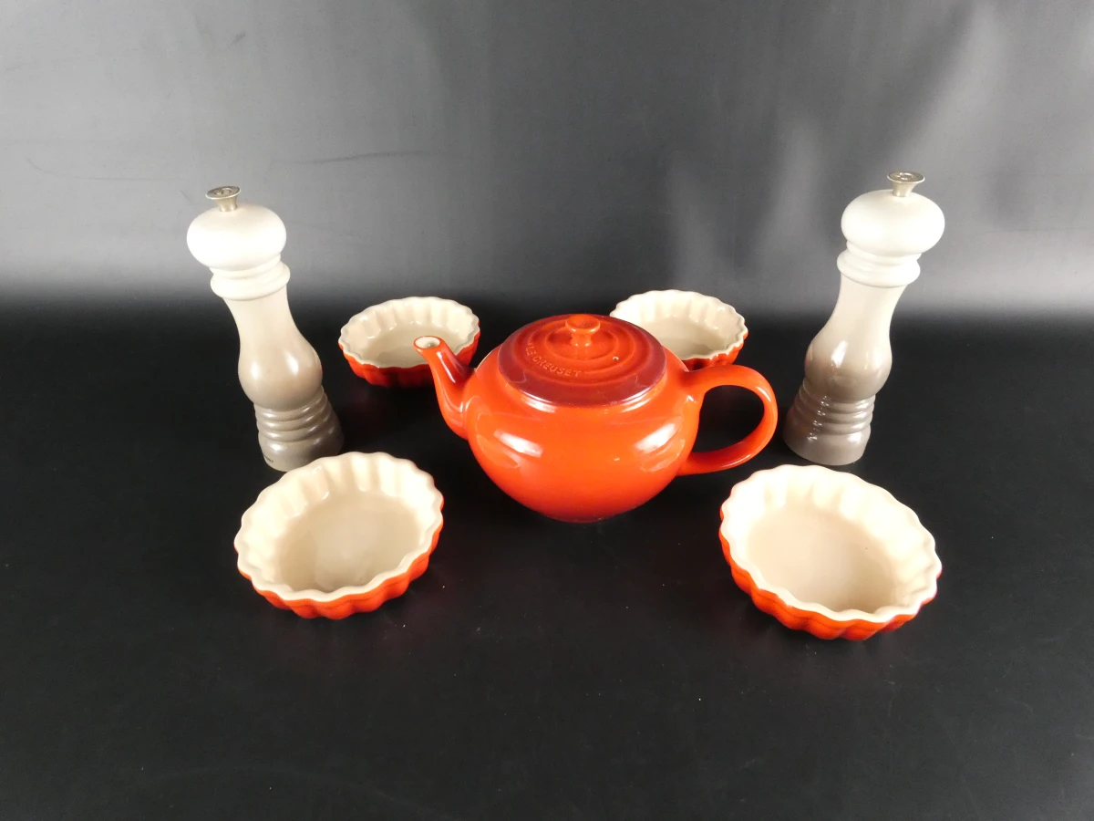 Le Creuset theepot met schaaltjes en peper- en zoutmolens