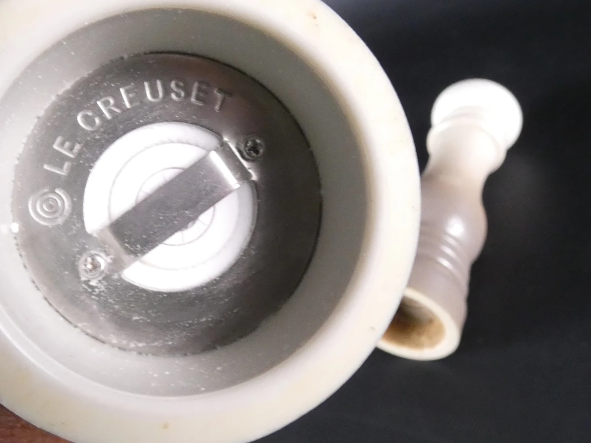 Le Creuset theepot met schaaltjes en peper- en zoutmolens