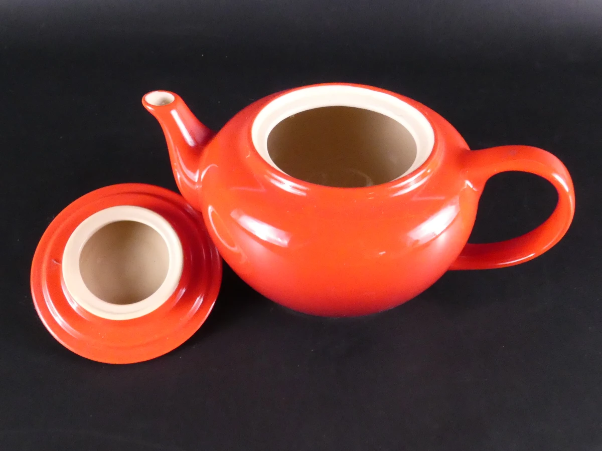 Le Creuset theepot met schaaltjes en peper- en zoutmolens