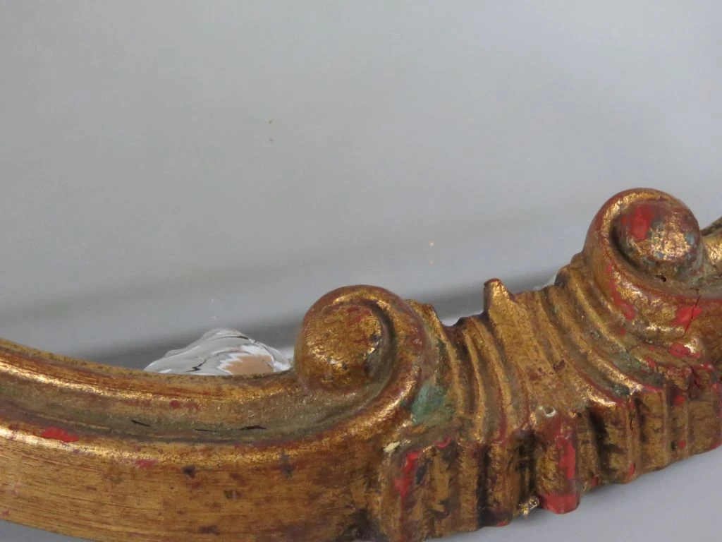 Antieke goudkleurige wandspiegel met sierlijke lijst