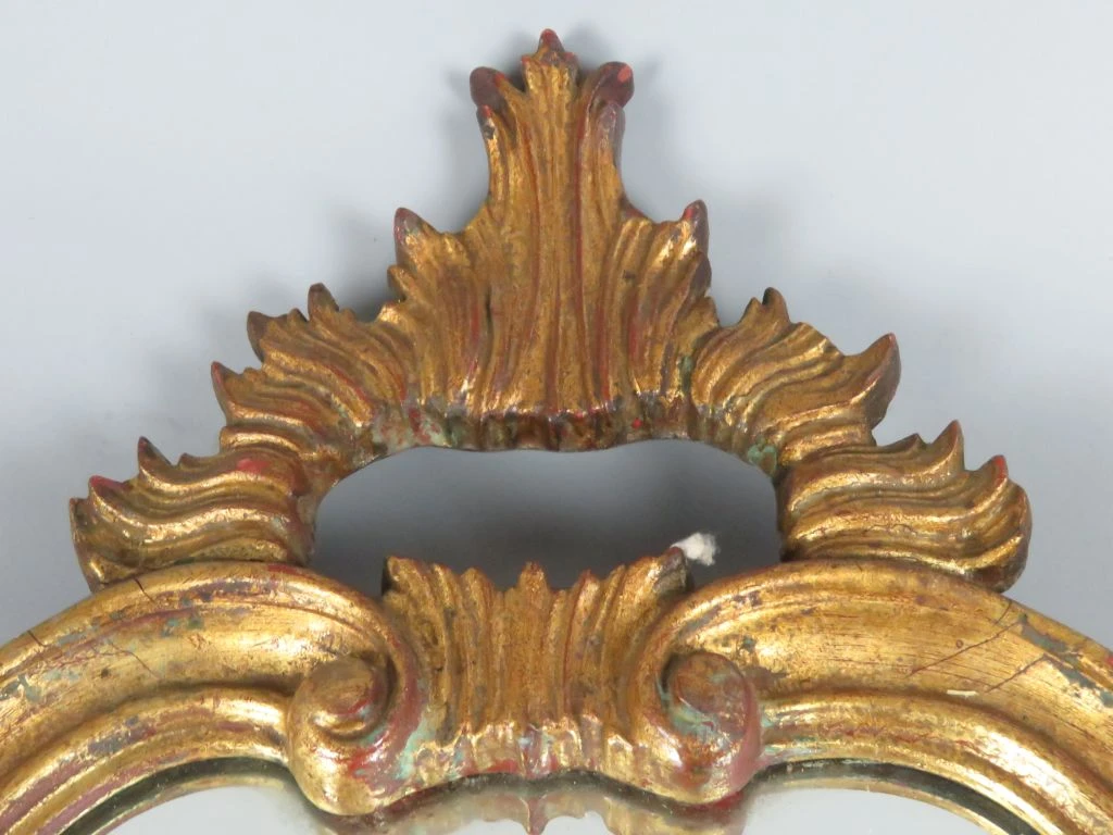Antieke goudkleurige wandspiegel met sierlijke lijst