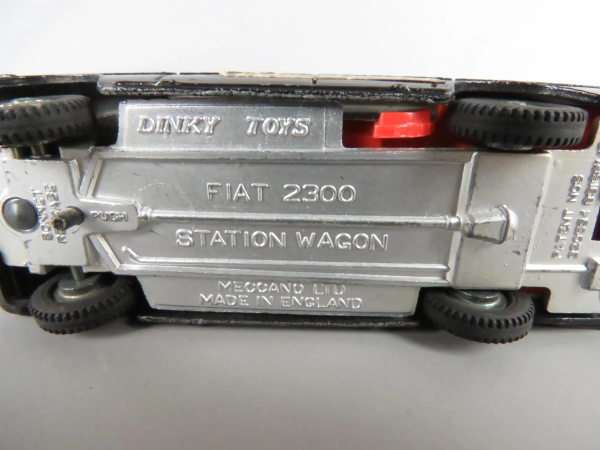 3 Dinky toy wagens
