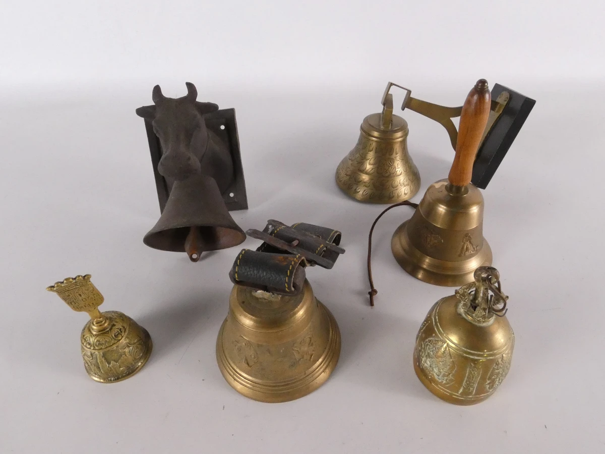 Set van 6 vintage metalen bellen, waaronder koeienkop en handbel