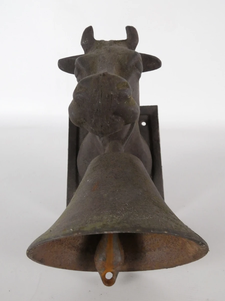 Set van 6 vintage metalen bellen, waaronder koeienkop en handbel