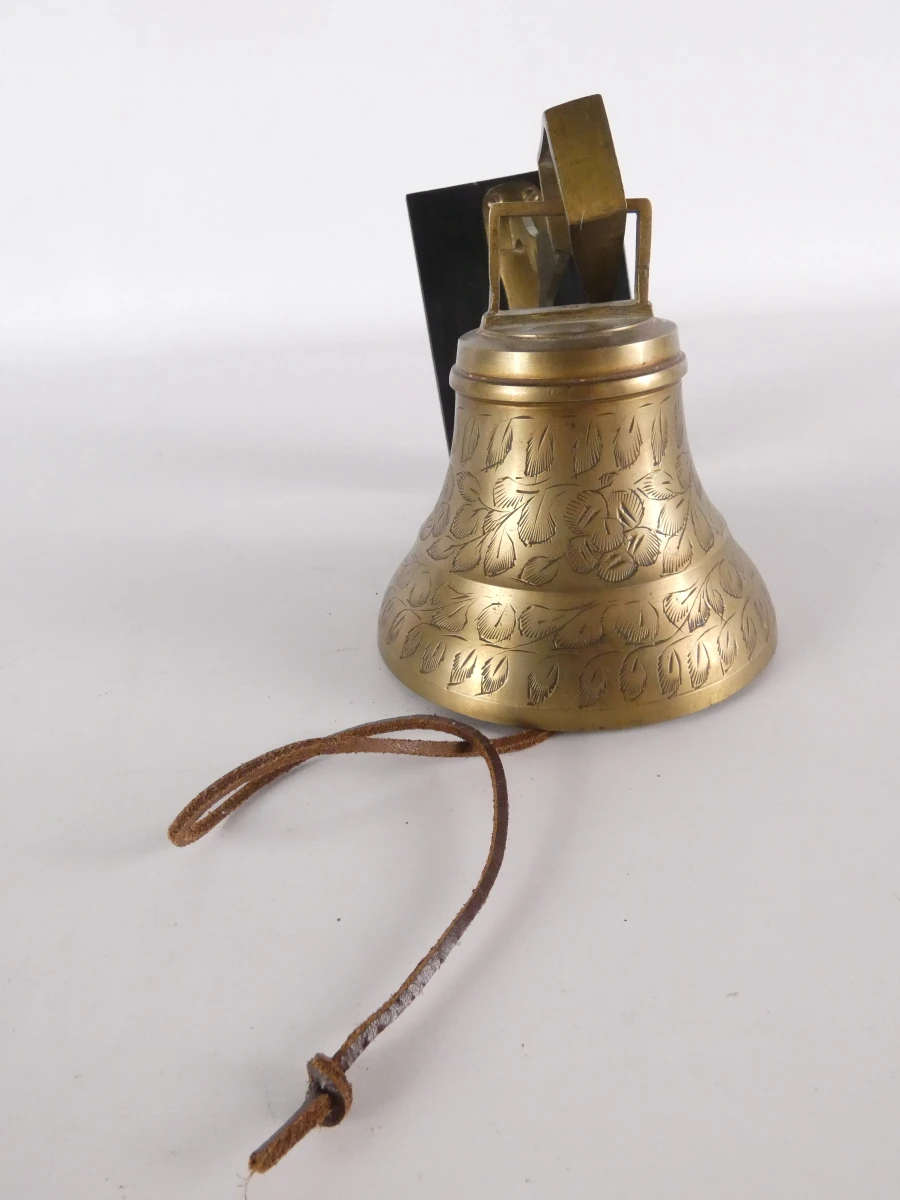 Set van 6 vintage metalen bellen, waaronder koeienkop en handbel