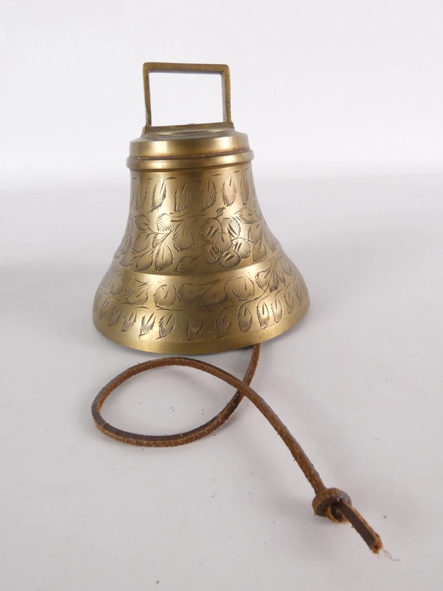Set van 6 vintage metalen bellen, waaronder koeienkop en handbel