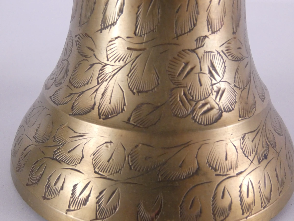 Set van 6 vintage metalen bellen, waaronder koeienkop en handbel