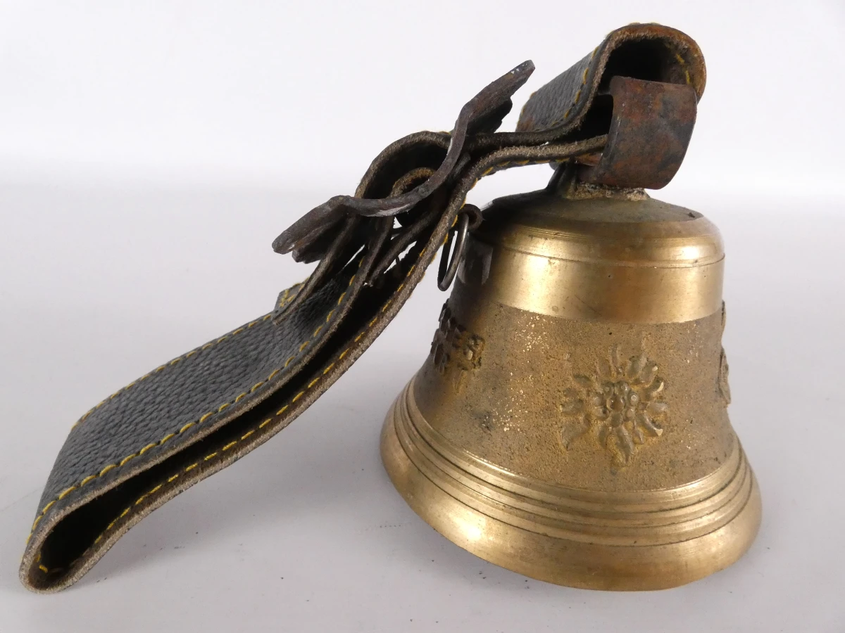 Set van 6 vintage metalen bellen, waaronder koeienkop en handbel
