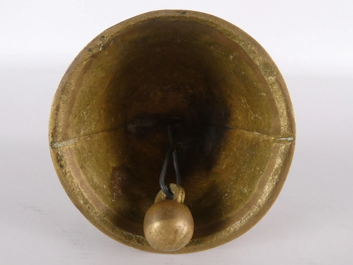 Set van 6 vintage metalen bellen, waaronder koeienkop en handbel