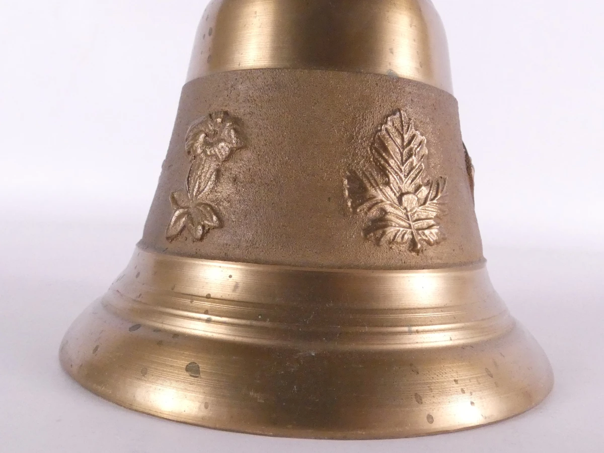 Set van 6 vintage metalen bellen, waaronder koeienkop en handbel