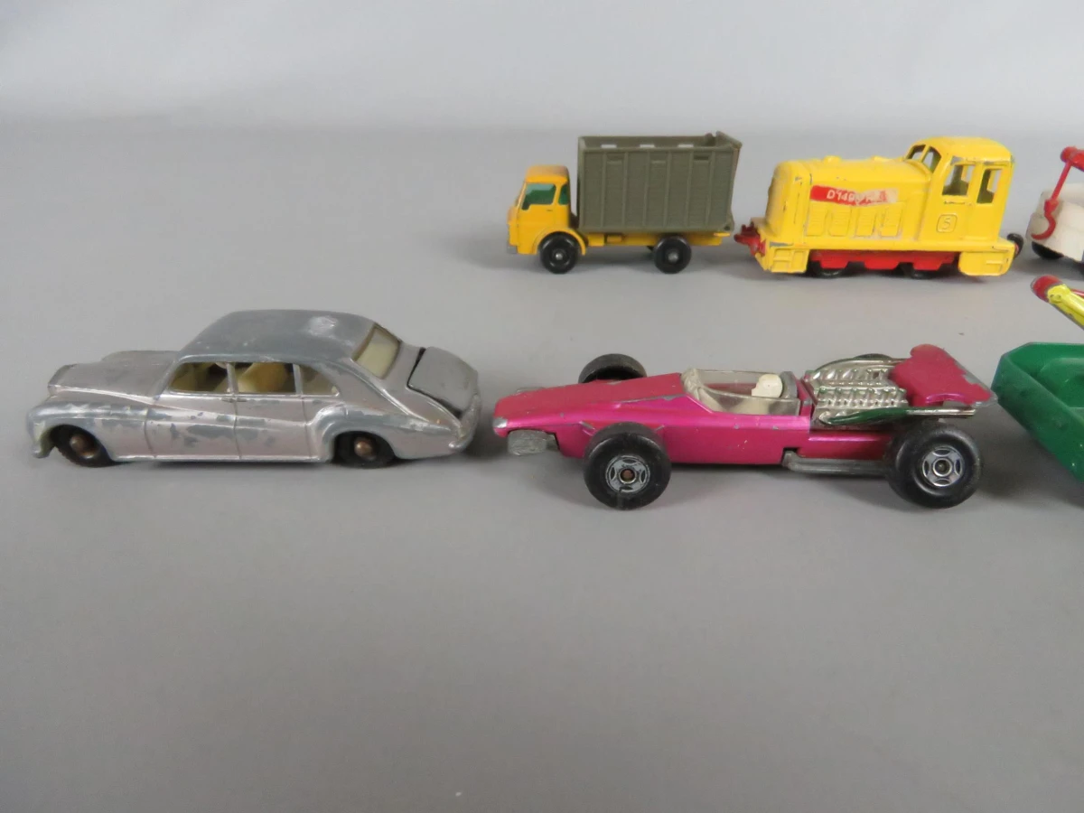 12 Matchbox speelgoedauto's