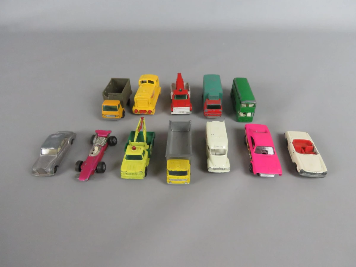 12 Matchbox speelgoedauto's