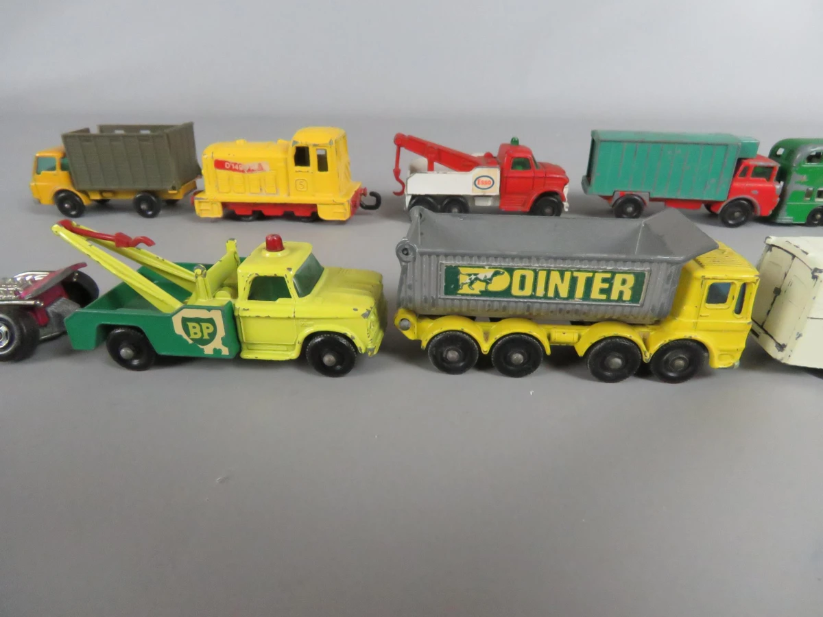 12 Matchbox speelgoedauto's