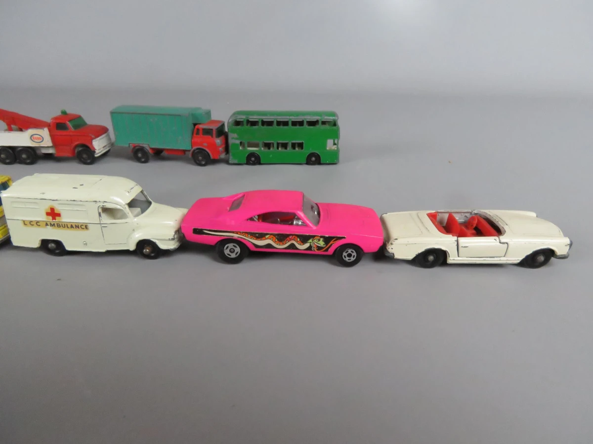 12 Matchbox speelgoedauto's