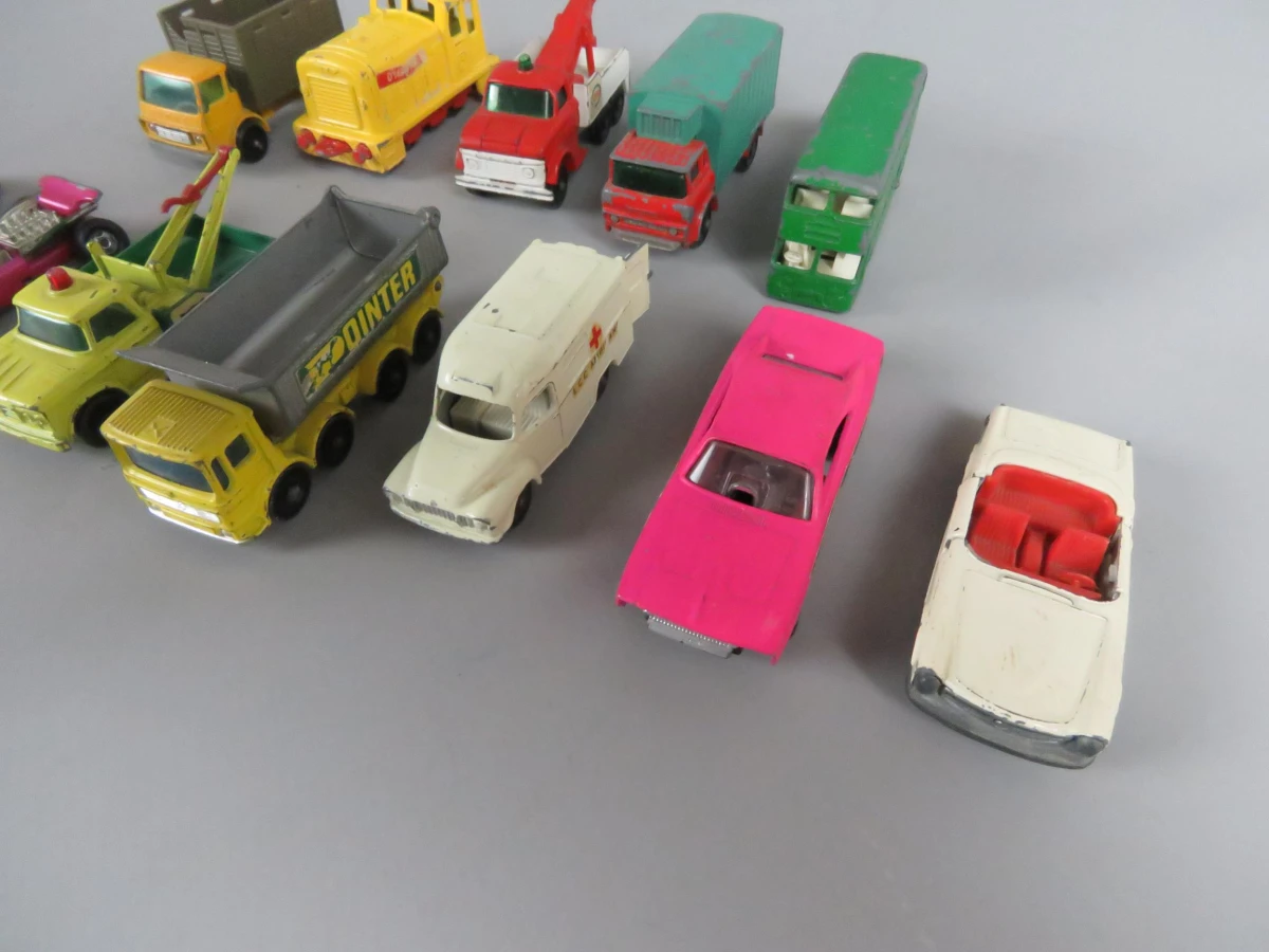 12 Matchbox speelgoedauto's