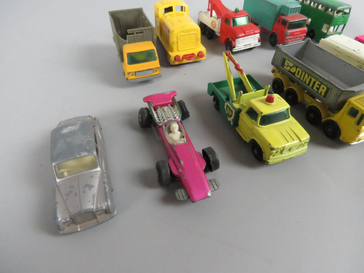 12 Matchbox speelgoedauto's