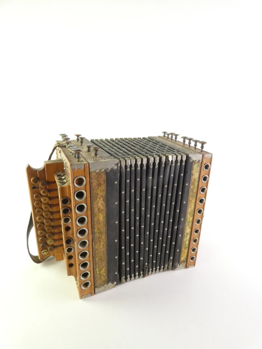 Vintage accordeon met knoppen en leren balg