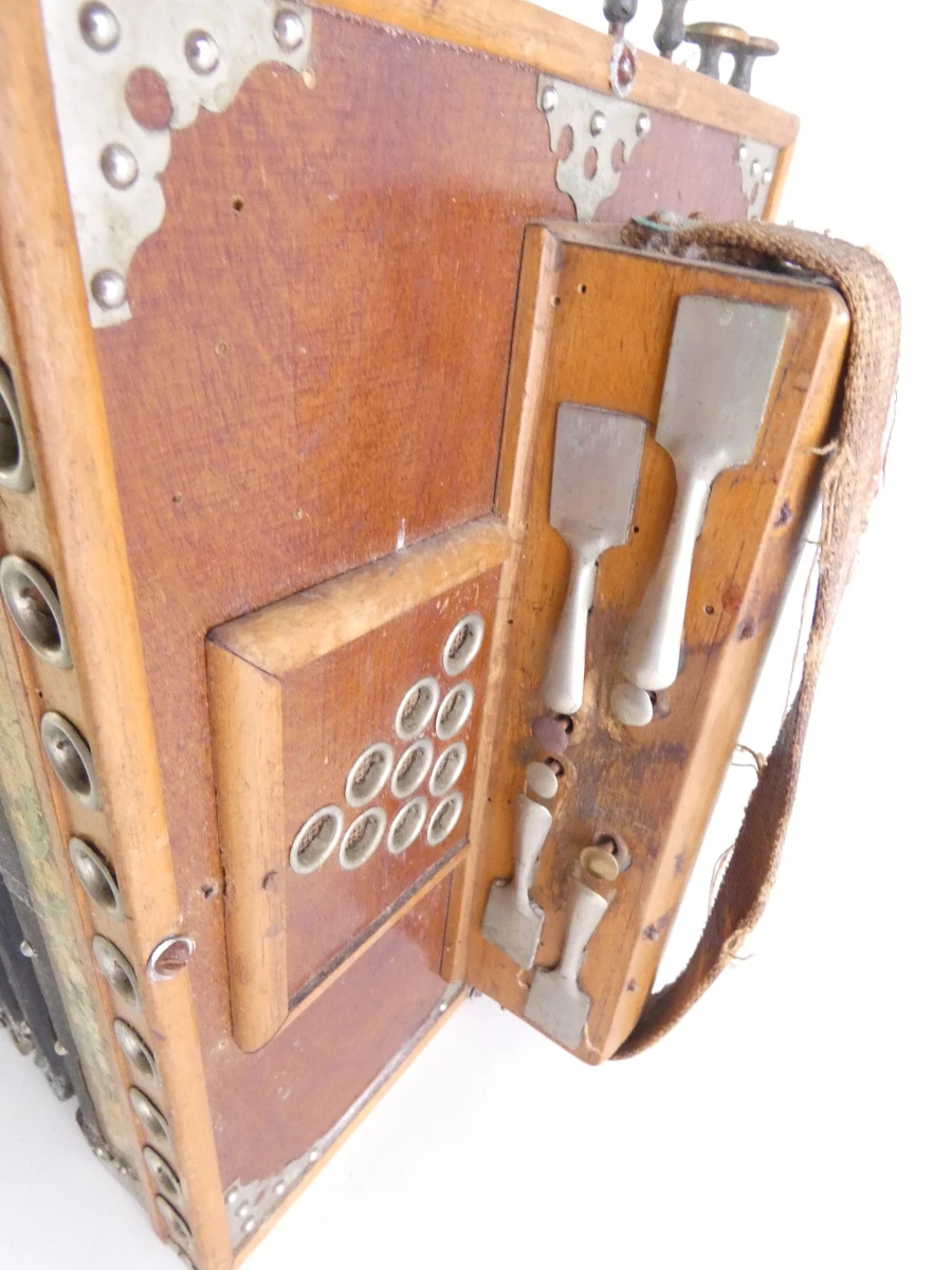 Vintage accordeon met knoppen en leren balg