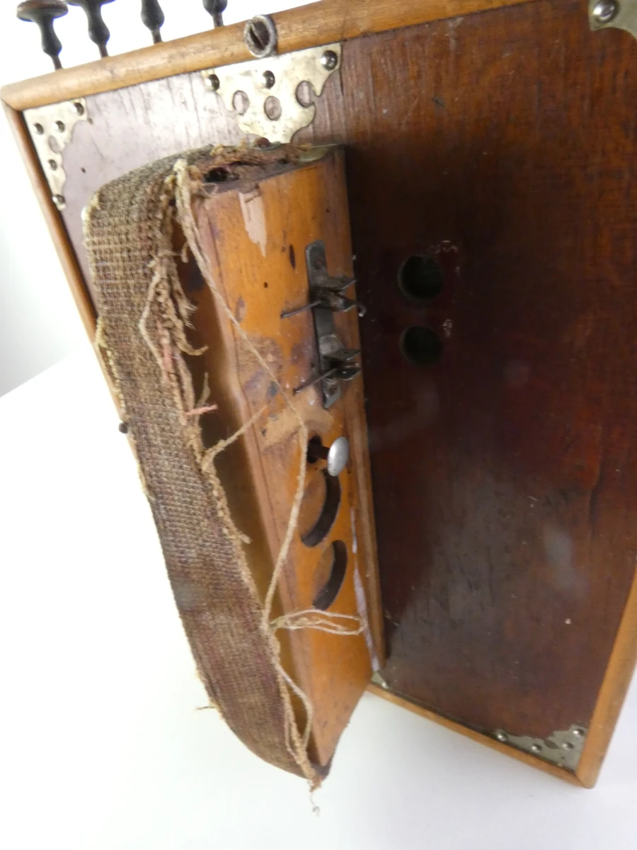 Vintage accordeon met knoppen en leren balg
