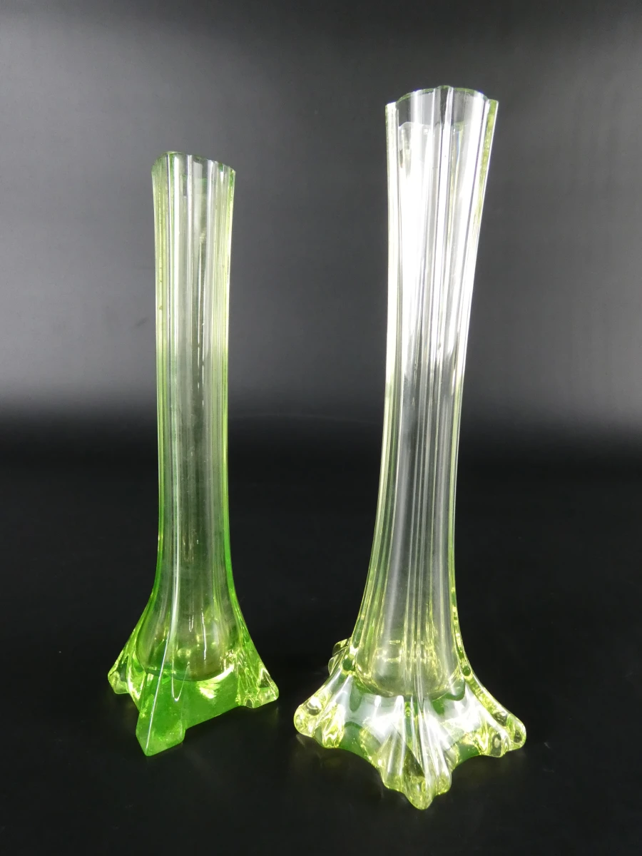 Twee kleine groene bloemenvaasjes
