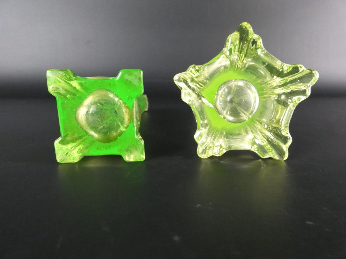 Twee kleine groene bloemenvaasjes