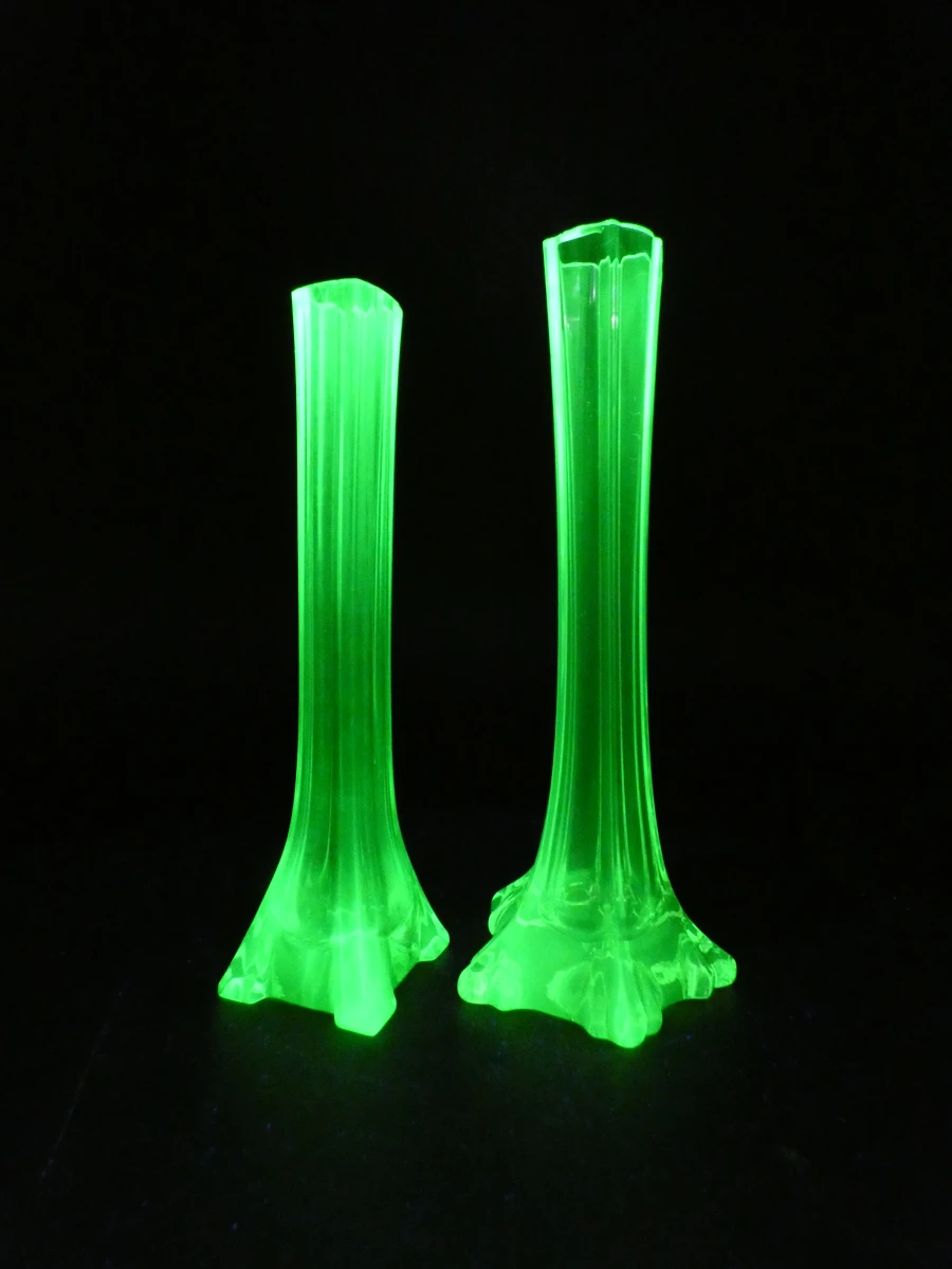 Twee kleine groene bloemenvaasjes
