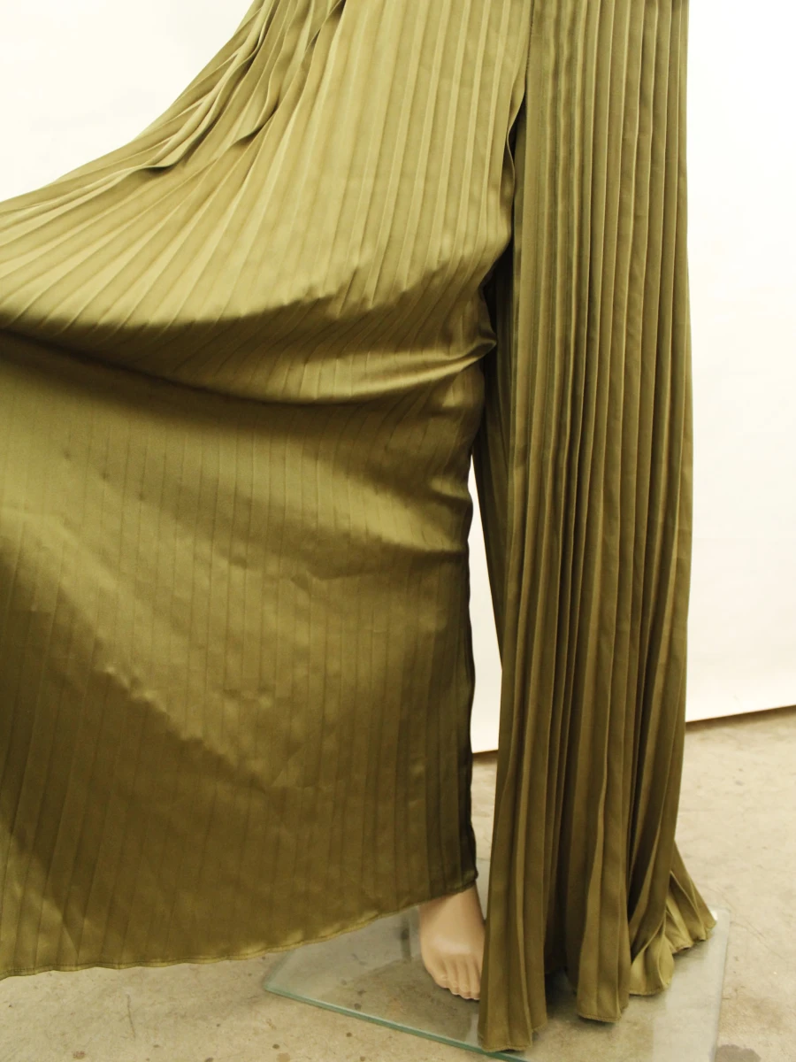 Michael Kors olijfgroene jumpsuit met pliséeffect en details in goudkleurig metaal