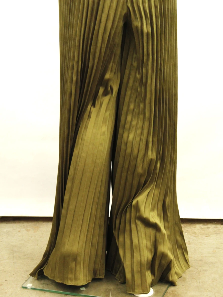 Michael Kors olijfgroene jumpsuit met pliséeffect en details in goudkleurig metaal