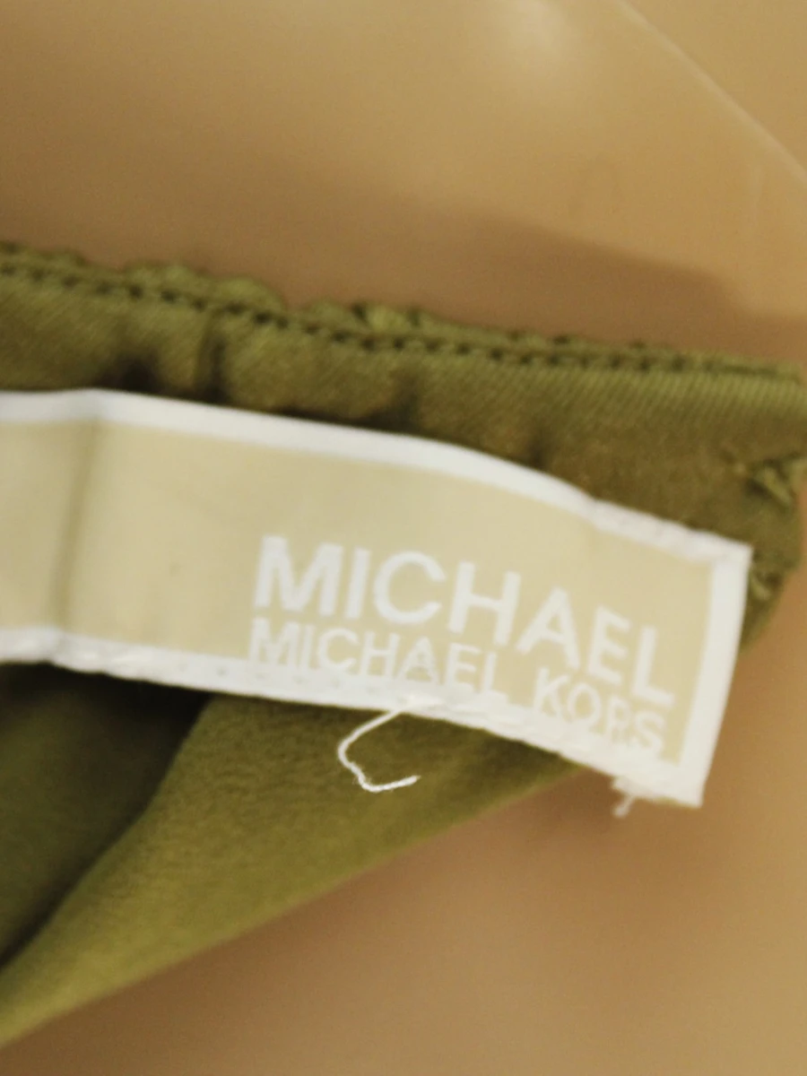 Michael Kors olijfgroene jumpsuit met pliséeffect en details in goudkleurig metaal