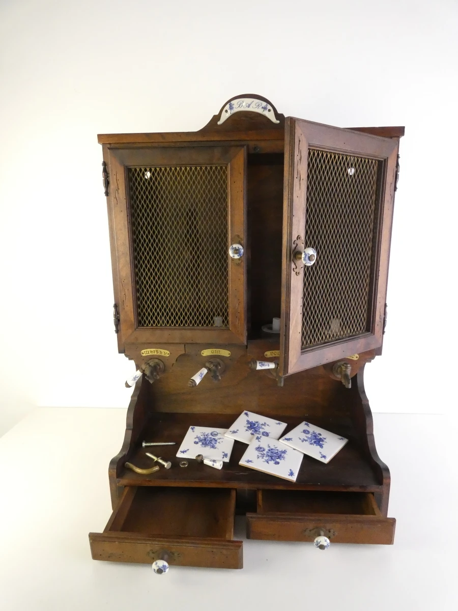 Vintage houten drankendispenser met kranen en kastje