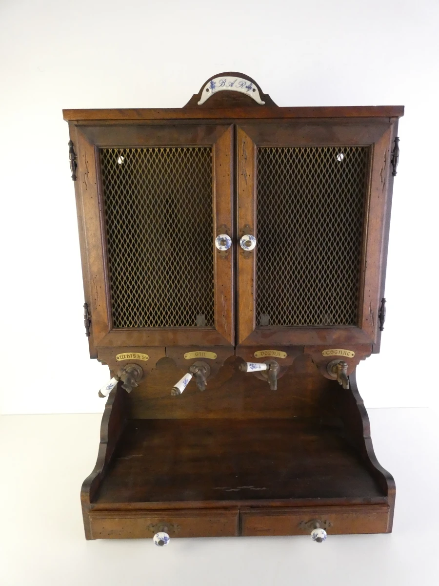 Vintage houten drankendispenser met kranen en kastje