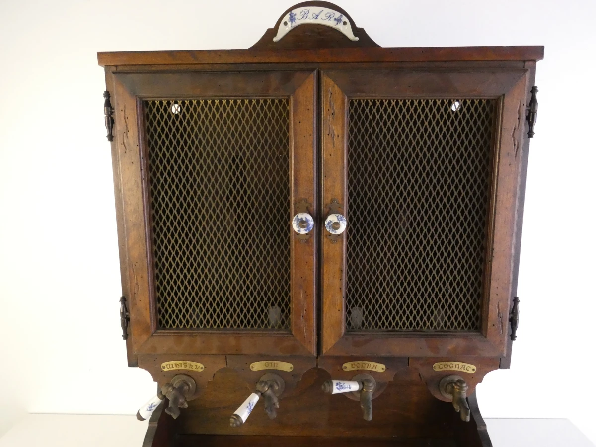 Vintage houten drankendispenser met kranen en kastje