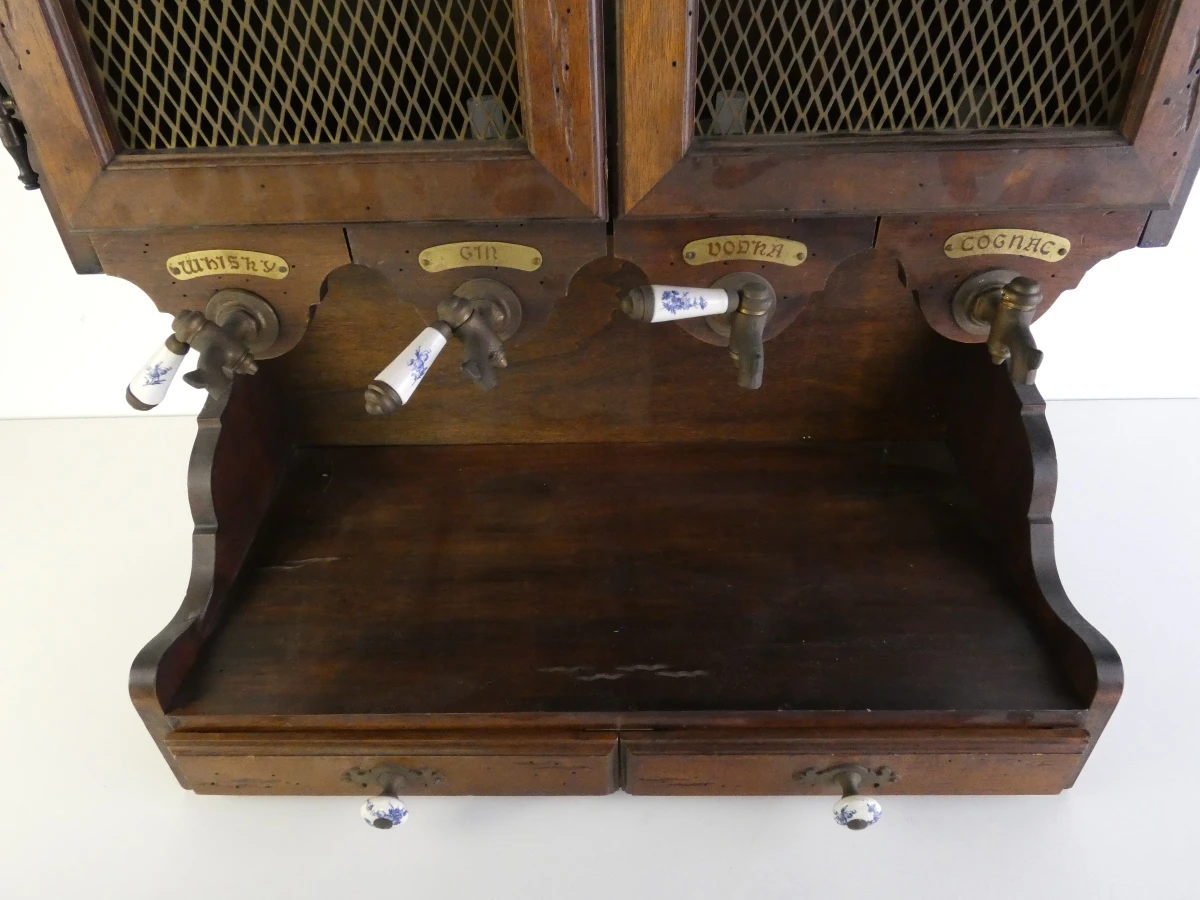 Vintage houten drankendispenser met kranen en kastje