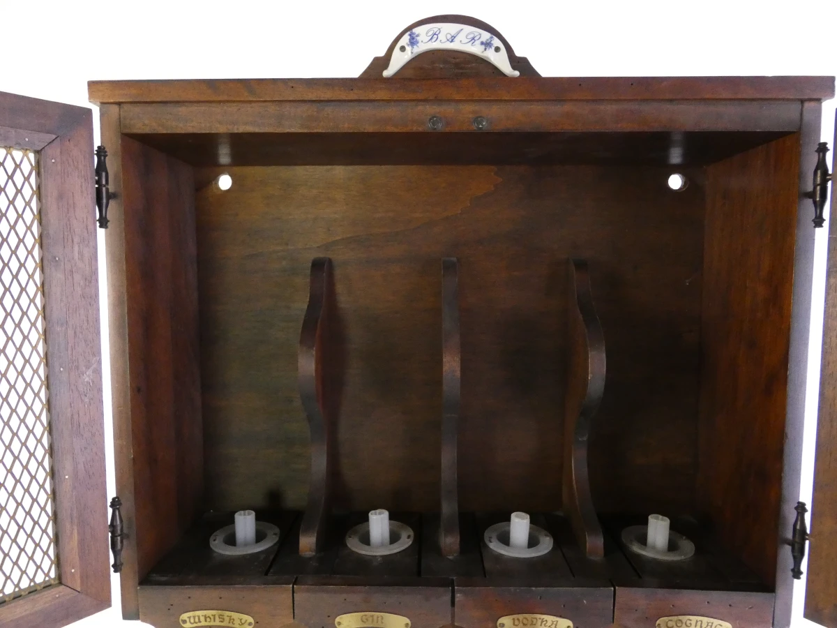Vintage houten drankendispenser met kranen en kastje