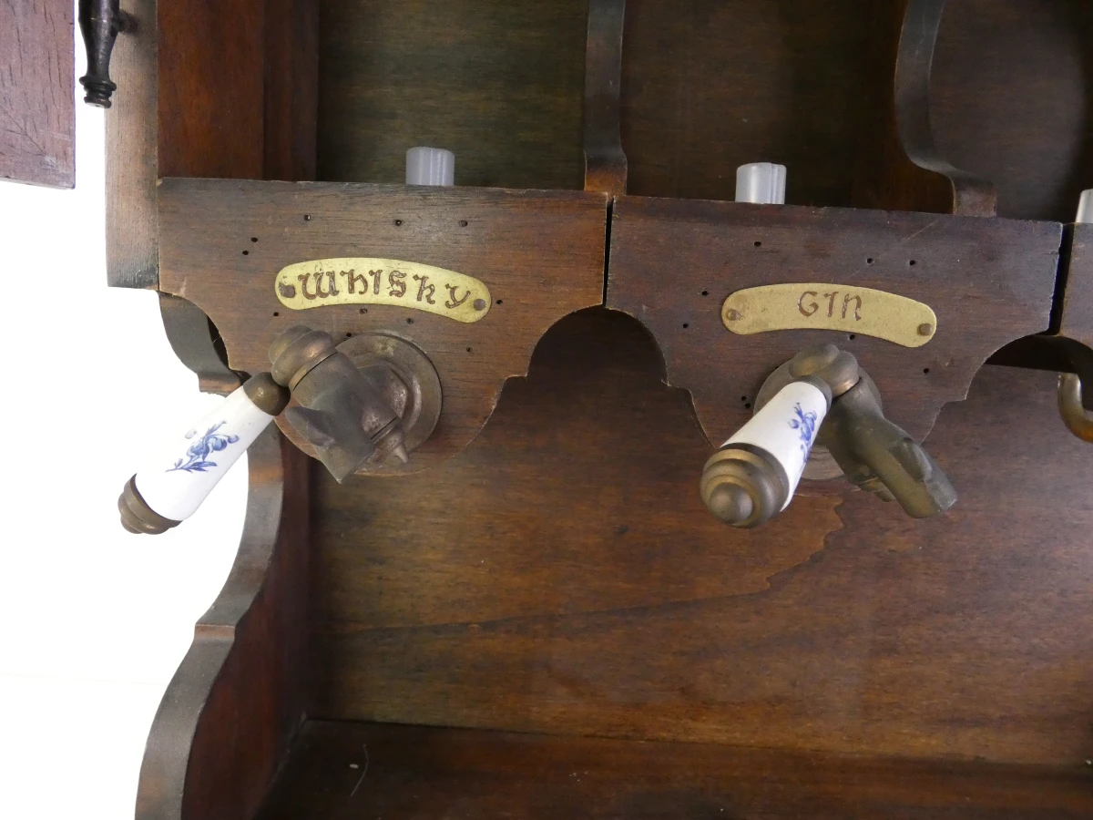 Vintage houten drankendispenser met kranen en kastje