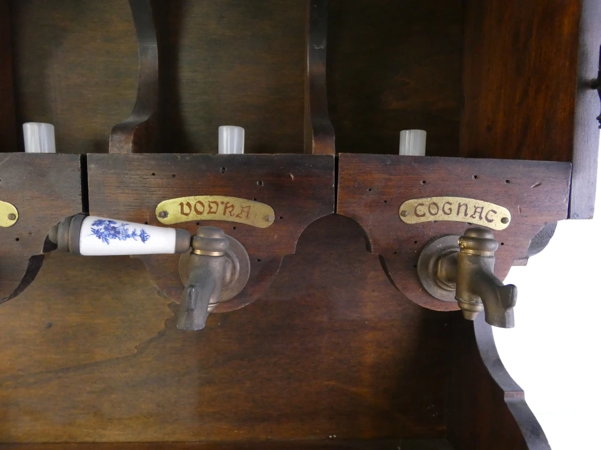 Vintage houten drankendispenser met kranen en kastje