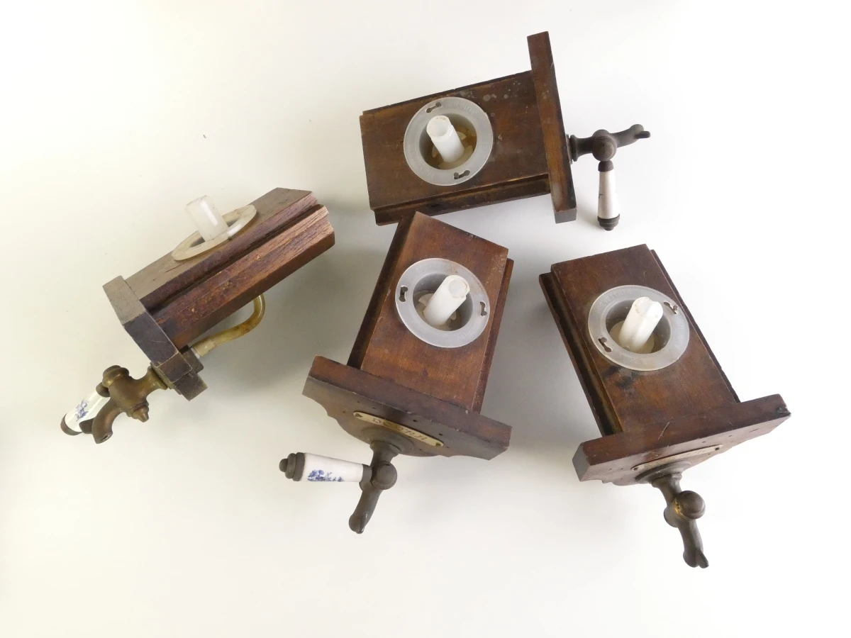 Vintage houten drankendispenser met kranen en kastje