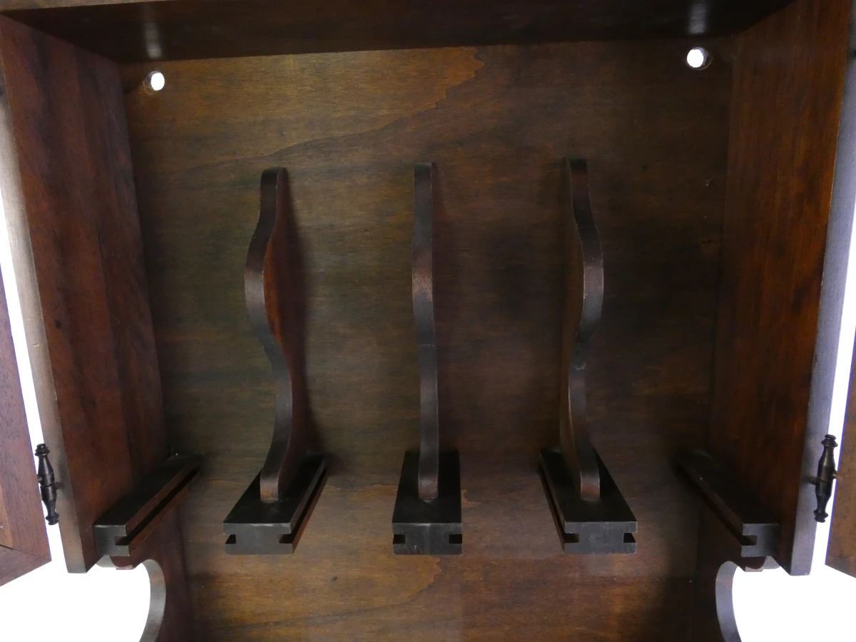 Vintage houten drankendispenser met kranen en kastje