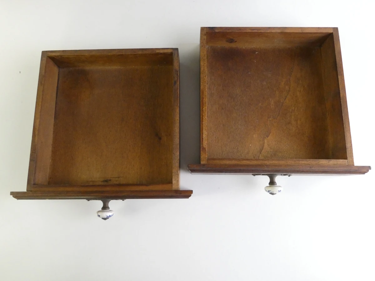Vintage houten drankendispenser met kranen en kastje