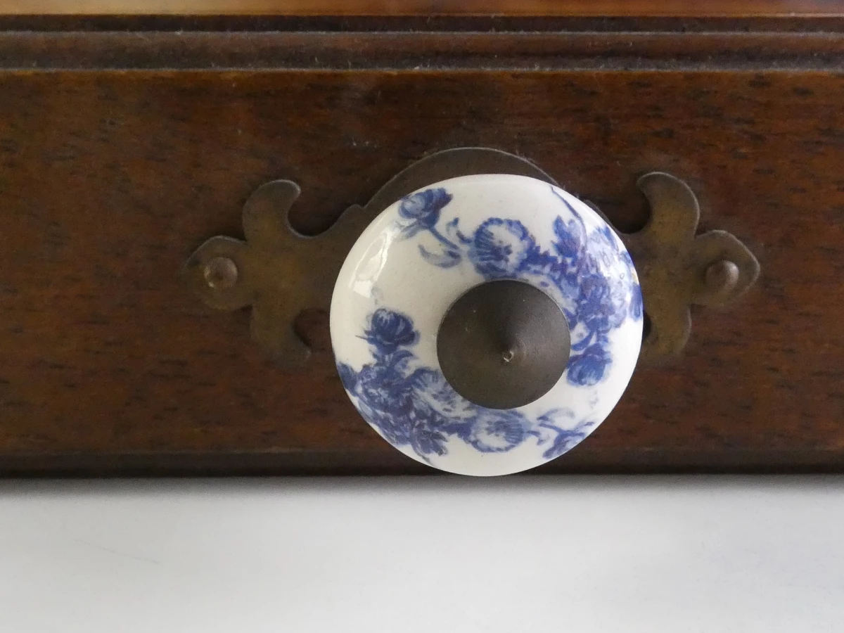 Vintage houten drankendispenser met kranen en kastje