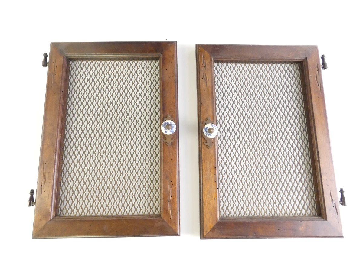 Vintage houten drankendispenser met kranen en kastje