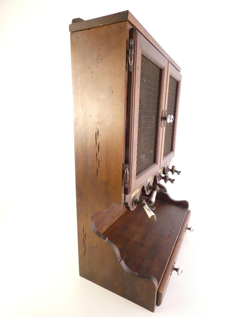 Vintage houten drankendispenser met kranen en kastje