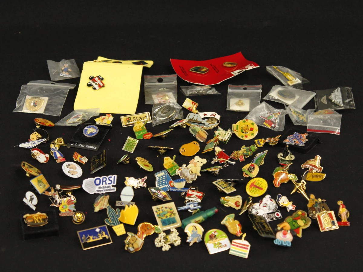 Verzameling diverse pinnen en badges