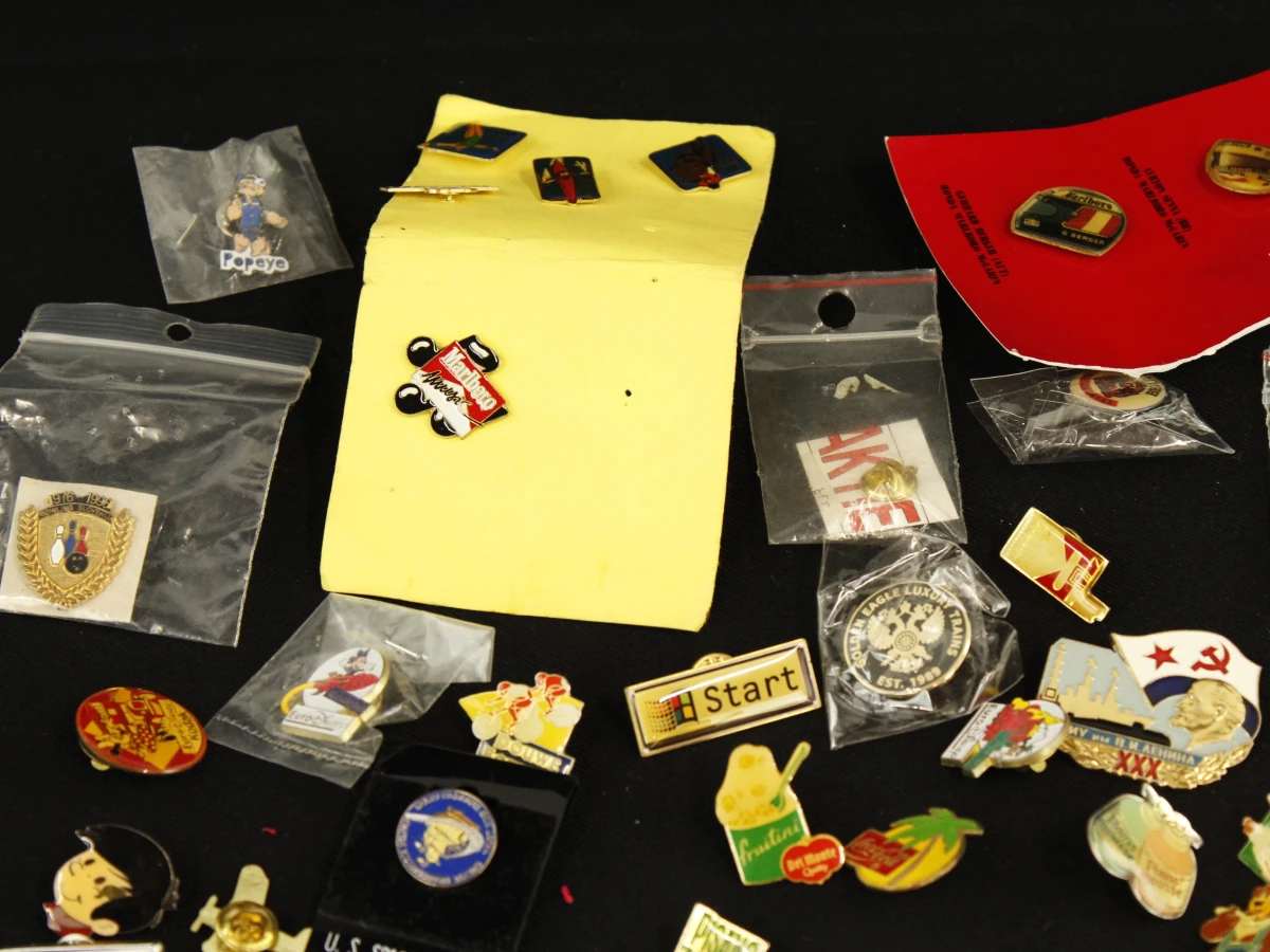 Verzameling diverse pinnen en badges