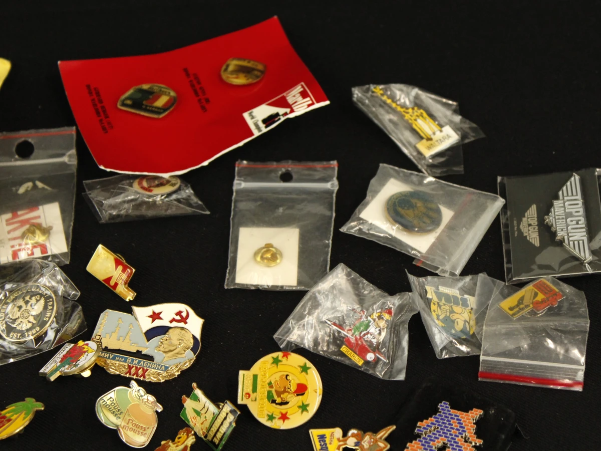 Verzameling diverse pinnen en badges