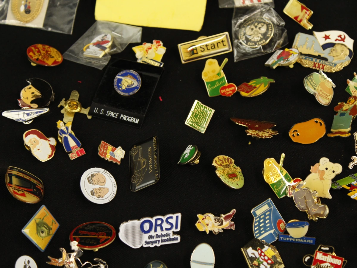 Verzameling diverse pinnen en badges